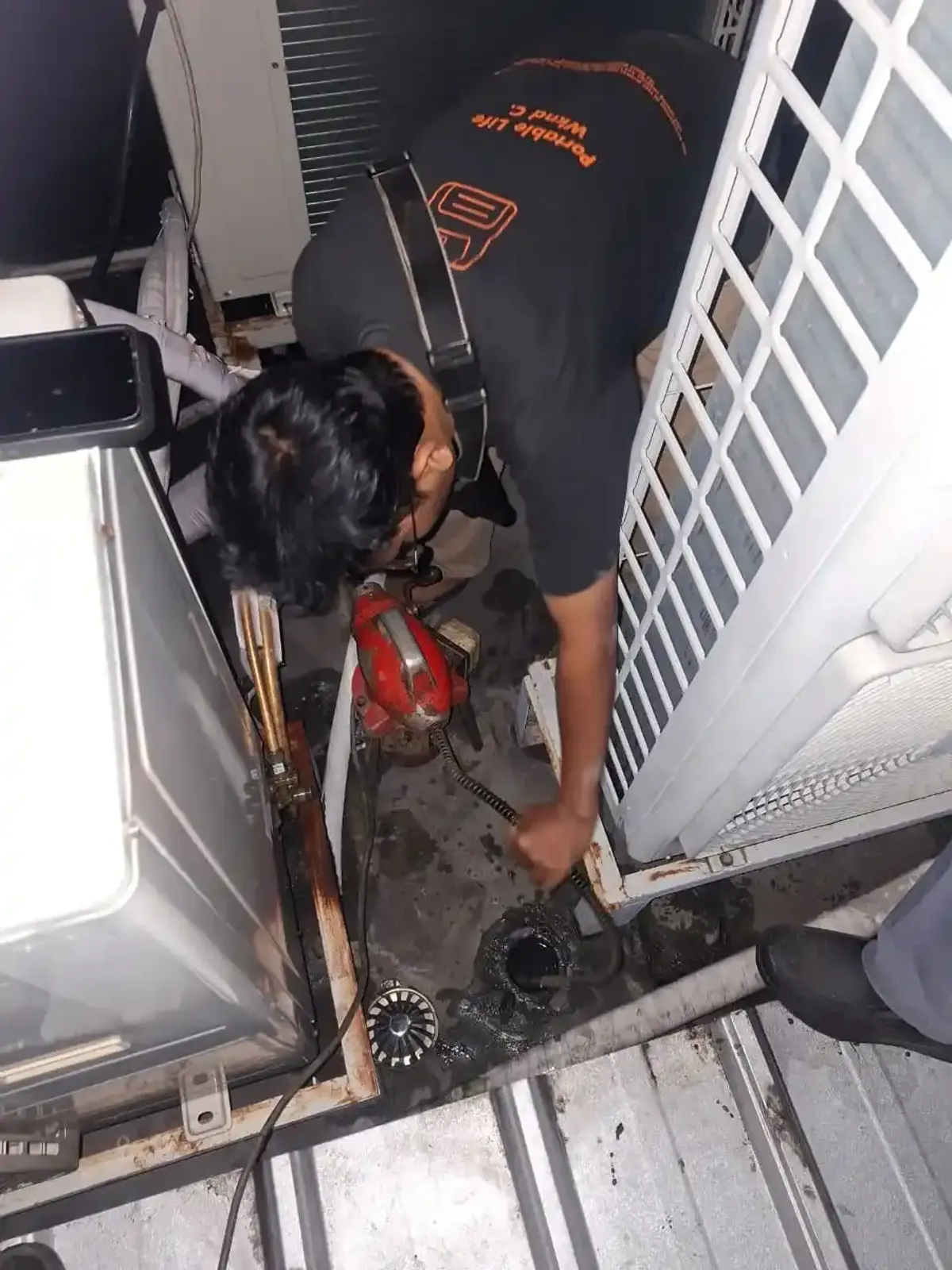 Contoh peralatan dan proses kerja pelancaran saluran