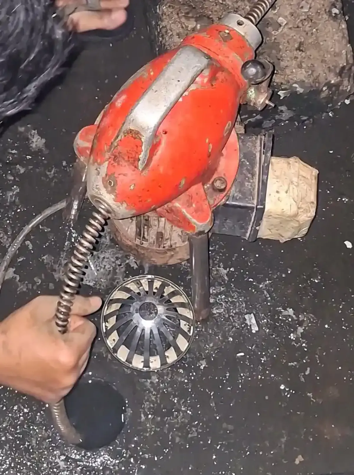 Peralatan dan teknisi pelancaran saluran